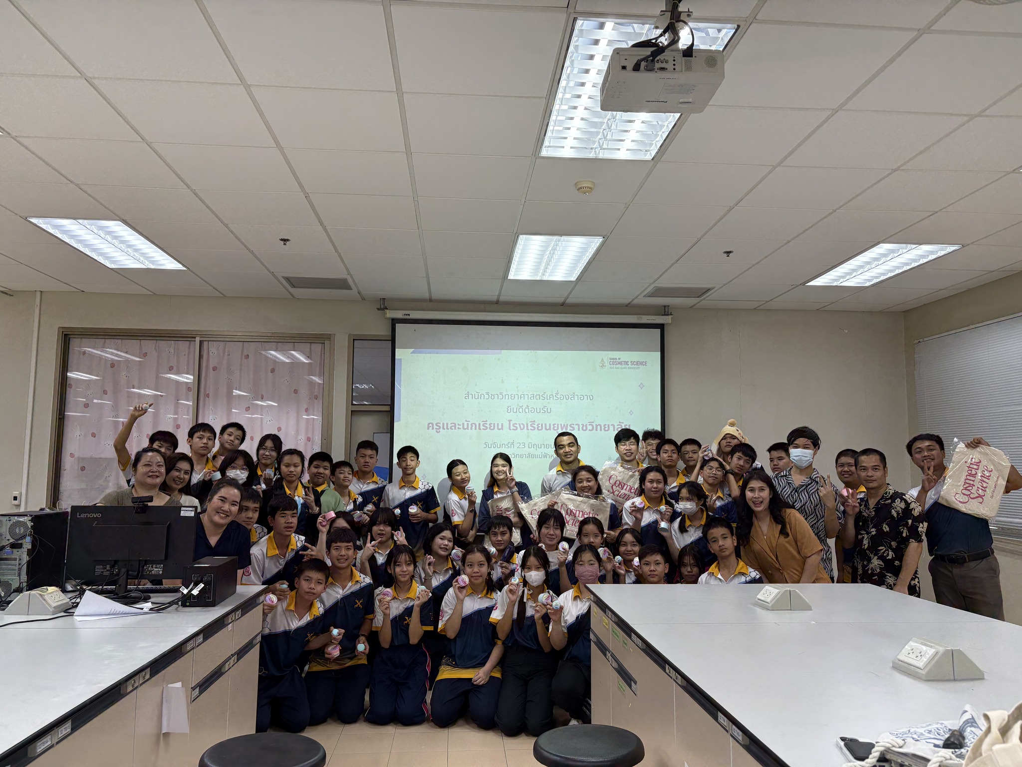  สำนักวิชาวิทยาศาสตร์เครื่องสำอาง มหาวิทยาลัยแม่ฟ้าหลวง ได้ให้การต้อนรับและจัดกิจกรรมส่งเสริมการเรียนรู้นอกห้องเรียน ค่าย “จาก Idea สู่ I Do เพื่อความงามสมวัยและการพัฒนาผลิตภัณฑ์เครื่องสำอาง (Cosmetic Recipe Workshop)”