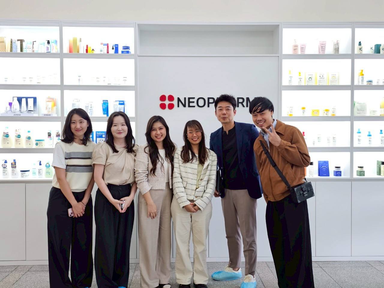 คณาจารย์จาก สำนักวิชาวิทยาศาสตร์เครื่องสำอาง และสมาชิกของหน่วยวิจัยเครื่องสำอางเพื่อความงามและความเป็นอยู่ที่ดีได้เดินทางไปศึกษาดูงาน ณ บริษัท Neopharm จำกัด สาธารณรัฐเกาหลี